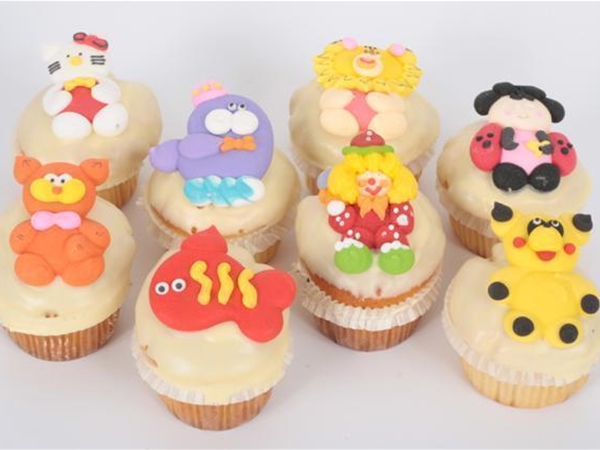 Cupcakeje met kinderdecoratie