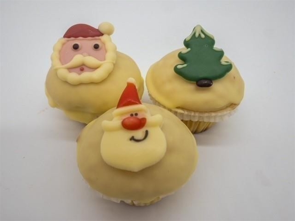 Cupcakes met kerstdecoratie