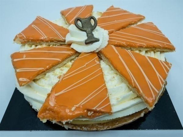 Voetbal oranje tompoucevlaai